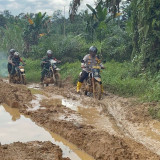 Bawa Mobil Derek, Petugas Jemput Truk Logistik Hasil Pemilu yang Terjebak Lumpur di Desa Terisolir