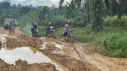 Bawa Mobil Derek, Petugas Jemput Truk Logistik Hasil Pemilu yang Terjebak Lumpur di Desa Terisolir