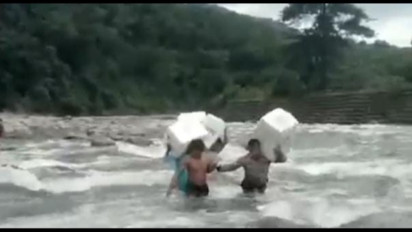 Perjuangan Petugas Pikul Kotak Suara Lewati Sungai Arus Deras di Maros