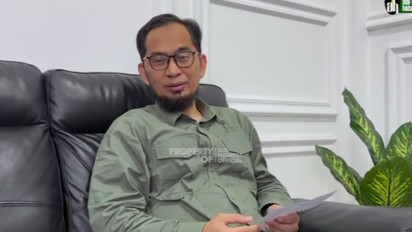 Menginjak Tanah Tidak Pakai Sandal Setelah Wudhu, Apakah Batal? Ustaz Adi Hidayat Tegaskan Hukumnya Itu...