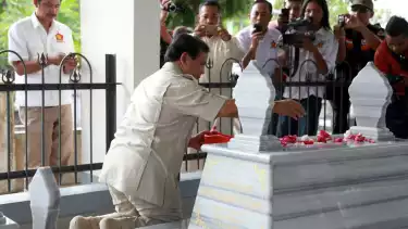 Calon Presiden Prabowo Subianto nyekar di makam kakeknya, Ekonom Margono Djojohadikoesoemo