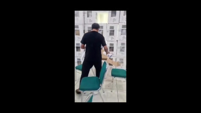 Waduh, Bawaslu Kota Tangsel Tangkap Basah Panitia PPS Tengah Membongkar Kotak Suara Pemilu 2024 yang Telah Tersegel