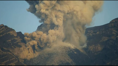Gunung Semeru Alami 3 Kali Erupsi, Semburkan Kolom Abu Pekat 800 hingga 1000 Meter