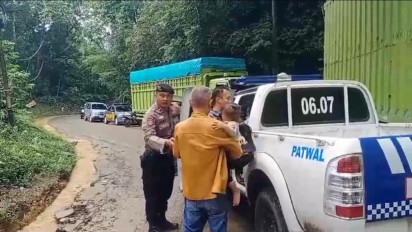 Polisi Bantu Evakuasi Pasien Melahirkan yang Terjebak Material Tanah Longsor di Jalinbar Lampung