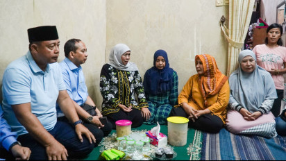 Khofifah dan TKD Jatim Takziyah ke Rumah Petugas PPS yang Meninggal Dunia