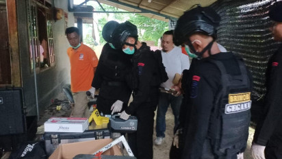 Tim Gegana Polda Jatim Olah TKP Rumah Ketua KPPS yang Dibom Orang Tak Dikenal