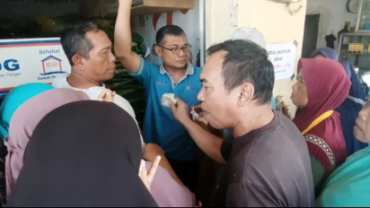 Penjualan Beras Murah di Tegal Diwarnai Keributan, Warga Tak Sabar Terobos Antrean