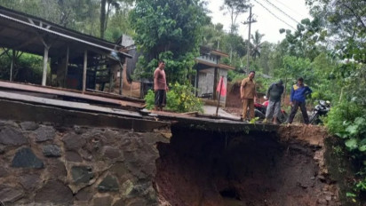 BPBD Trenggalek Beri Pengaman di Ruas Jalan yang Terdampak Longsor