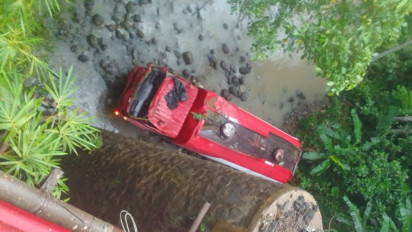 Truk Tangki Pengangkut Oli Terjun Bebas ke Sungai Glagah Brebes, Sopir Tewas