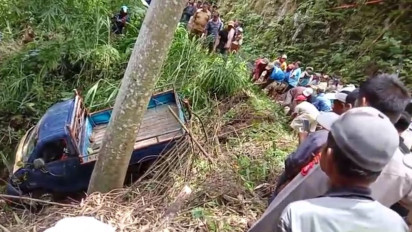 Mobil Pick Up yang Membawa Orang Tua Murid untuk Mengurus Beasiswa Anaknya Terjun Ke Jurang