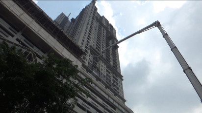 Apartemen Pakuwon City 3 Terbakar, Pekerja Panik Keluar Gedung Proyek