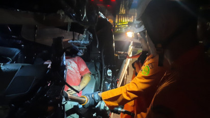 Mobil Pikap Tabrak Truk Boks di Semarang, Evakuasi Korban Terjepit Berlangsung Menegangkan