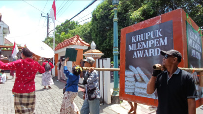 Geruduk Bawaslu DIY, Masyarakat Yogya Pro Demokrasi Berikan 'Kerupuk Mlempem Award'