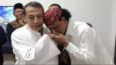 Momen Hercules mencium tangan Habib Muhammad Luthfi bin Yahya atau Habib Luthfi