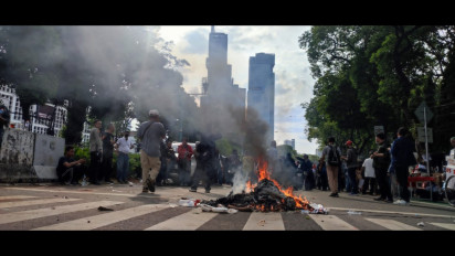 Demo di KPU RI Memanas, Massa Penuntut Pilpres 2024 Diulang Gelar Aksi Bakar Ban dan Pelemparan Botol Air Mineral