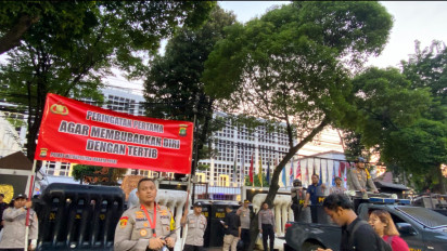 Situasi Mencekam di Depan KPU Tolak Pemilu Curang, Massa Ancam Bobol Barikade untuk Masuk Gedung