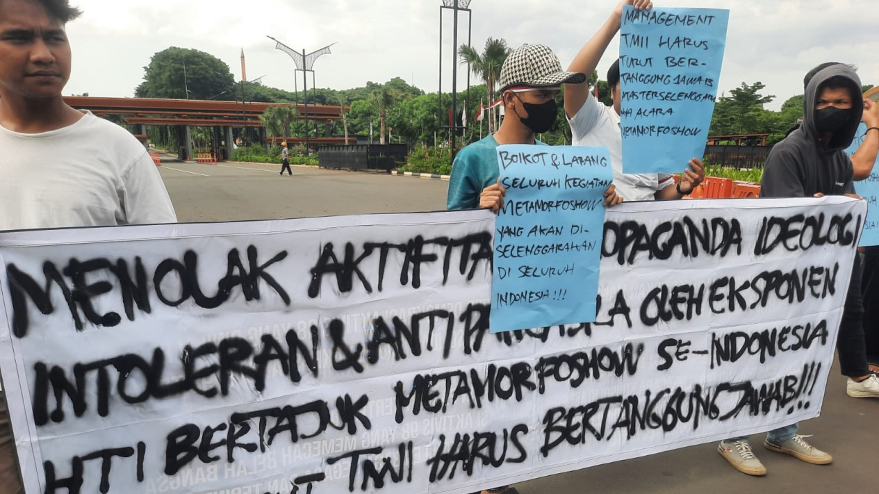 Acara 'Metamorfoshow' di TMII Terkait HTI, Muncul Demo Tolak Khilafah
            - galeri foto
