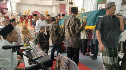 Viral, Sebuah Keranda Jenazah di Gresik Lewati Tenda Hajatan Pernikahan Warga, Kok Bisa?