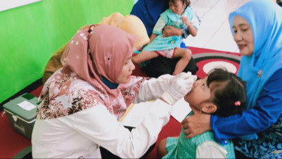 Besok Hari Terakhir Sub PIN Polio Putaran Kedua, Khofifah Imbau Orang Tua Lengkapi Imunisasi Anak