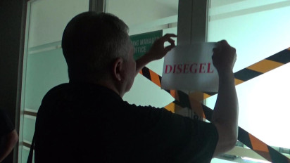 Kesal dan Kecewa, Penghuni Apartemen Bale Hinggil di Surabaya Segel Kantor Pengelolah