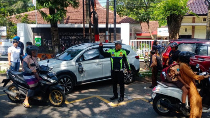 Diduga Ngantuk, Sopir BRV Tabrak Mobil Pajero Parkir hingga Terguling di Kepanjen Malang, Tiga Orang Terluka