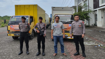 Rekap Suara di PPK Tuntas, Polisi Bersenjata di Gresik Perketat Pengamanan Perpindahan Logistik ke KPU