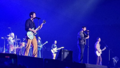 Nyanyikan Lagu 'When You Look Me In The Eyes', Jonas Brother Minta Fans Nyalakan Flashlight