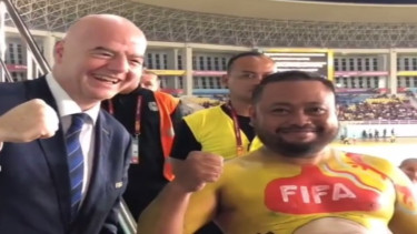 Kabar Duka, Suporter Timnas Indonesia yang Menarik Perhatian Presiden FIFA Meninggal Dunia