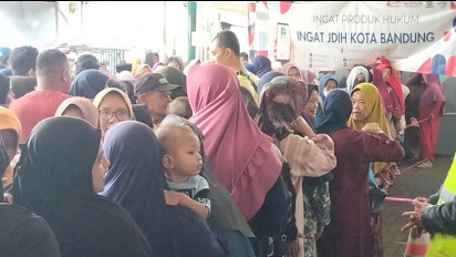 Ratusan Warga Bandung Antre Berburu Beras Murah SPHP