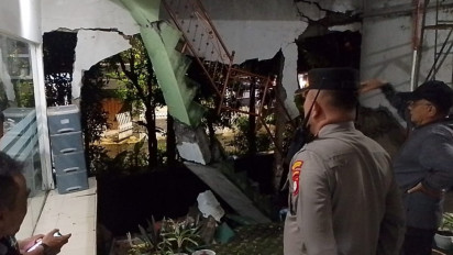 Intensitas Hujan Lebat, Rumah Dua Lantai di Kota Bandung Ambruk dan Hampir Timpa Anak-anak
