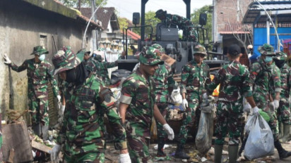 Ratusan Personel TNI Diterjunkan Bersihkan Kawasan Terdampak Banjir di Demak