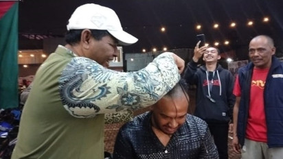 Pede Sudah Menang, Caleg NasDem di Bandung Barat Rela Digunduli oleh Warga