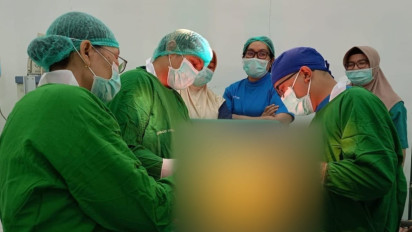 Tim Dokter RSUD Genteng Banyuwangi Berhasil Angkat Kista Seberat 7,1 Kg
