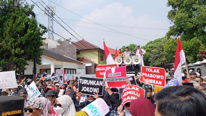 Dinilai Pemilu Syarat Dugaan Kecurangan, Ratusan Anggota Gerakan Umat Jawa Barat Gerudug Gedung KPU dan Bawaslu Jabar 
