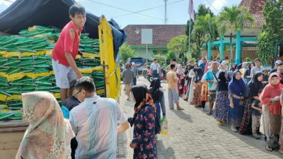 Harga Beras Tembus 20 Ribu Rupiah per Kilogram, Warga Pamekasan Rela Berdesakan Antri Beras Murah