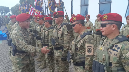 KSAL Sematkan Brevet Kehormatan Kopaska ke Delapan Perwira TNI AL