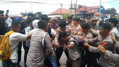 Protes Rekannya Ditangkap, Puluhan Mahasiswa Gelar Unjukrasa di Mapolresta Kendari