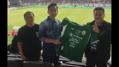 Saksikan Pertandingan PSS Sleman Melawan Persita Tangerang, Gusti Randa Berikan Jersey Kepada Gibran