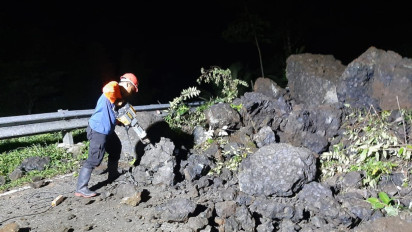 Tebing Batu Longsor, Jalan Kebumen Menuju Banjarnegara via Waduk Sempor Tertutup Total