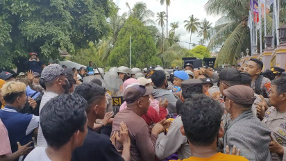 Dituding Sengaja Ulur Waktu Hingga PSU Batal, Puluhan Warga Geruduk KPUD Buton Tengah