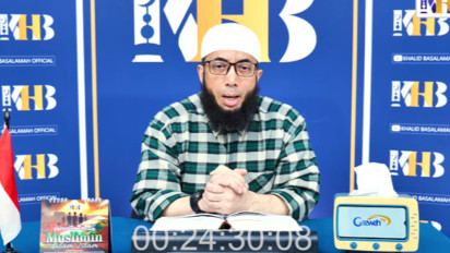 Tidak Hafal Al Quran, Bolehkah Shalat Sambil Pegang HP atau Mushaf? Ternyata Hukumnya Kata Ustaz Khalid Basalamah...