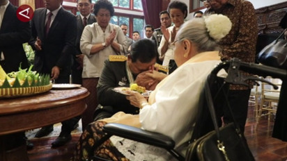 Prabowo Syukuran Usai Dianugerahi Jenderal Bintang 4 oleh Jokowi, Potong Tumpeng hingga Sungkem ke Bibinya