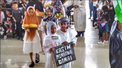 Syahdu! Anak-anak di Gereja Protestan Maluku Berdoa untuk Keselamatan Bocah di Palestina