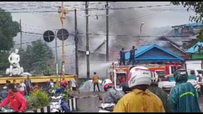 Rumah Dua Lantai di Baubau Terbakar Hebat, Dua Penghuni Nyaris Terpanggang Api