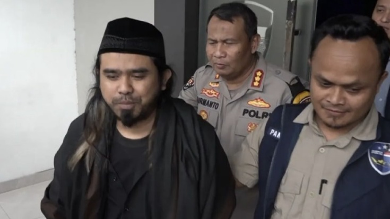 Gus Samsudin Pembuat Konten Aliran Sesat Boleh Tukar Istri Dijemput Paksa Polisi, Dikhawatirkan Melarikan Diri
            - galeri foto