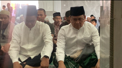 Lama Tak Kelihatan Bersama, Anies Baswedan dan Cak Imin Kompak Salat Jumat di Masjid Dekat JIS