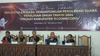 Rekapitulasi Hasil Penghitungan Suara di KPU Kabupaten Bojonegoro Masih Berlangsung