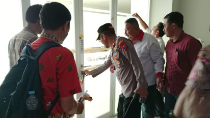 Penghuni Apartemen Bale Hinggil Surabaya Buka Segel Kantor Pengelola, tetap Desak PT TKS Transparan