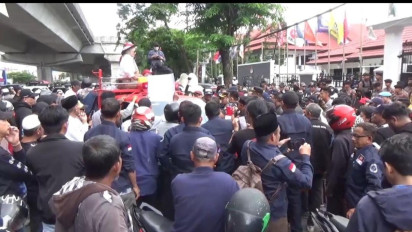 Aksi Unjuk Rasa di Makassar Tuntut Polemik Pemilu Hingga Harga Sembako yang Mahal