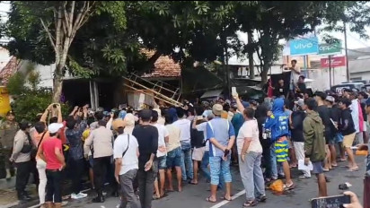 Diduga Ada Kecurangan Pemilu, Massa Ngamuk Segel Kantor Bawaslu Pamekasan Hingga Blokade Jalan Nasional